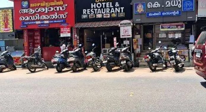 നോ പാർക്കിംഗ് ബോർഡിന് മുന്നിലെ പാർക്കിംഗ് നിയന്ത്രിക്കുന്നതില് അടൂര് ട്രാഫിക് പോലീസ് പരാജയം നോ പാർക്കിംഗ് ബോർഡിന് മുന്നിലെ പാർക്കിംഗ് നിയന്ത്രിക്കുന്നതില് അടൂര് ട്രാഫിക് പോലീസ് പരാജയം