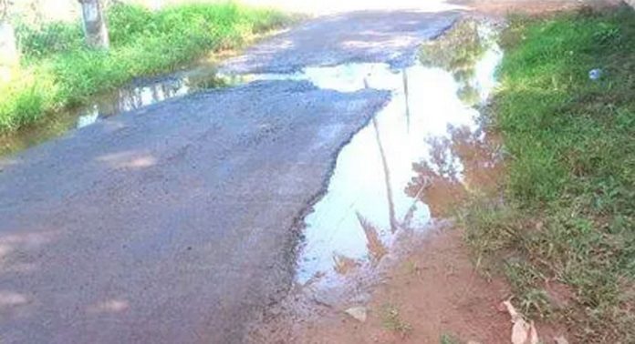 ആഞ്ഞിലിത്താനത്ത് പൈപ്പ് പൊട്ടി കുടിവെള്ളം പാഴാകാന് തുടങ്ങിയിട്ട് ആഴ്ചകള് ; പരാതി പറഞ്ഞ് മടുത്ത് ജനങ്ങള് ആഞ്ഞിലിത്താനത്ത് പൈപ്പ് പൊട്ടി കുടിവെള്ളം പാഴാകാന് തുടങ്ങിയിട്ട് ആഴ്ചകള് ; പരാതി പറഞ്ഞ് മടുത്ത് ജനങ്ങള്