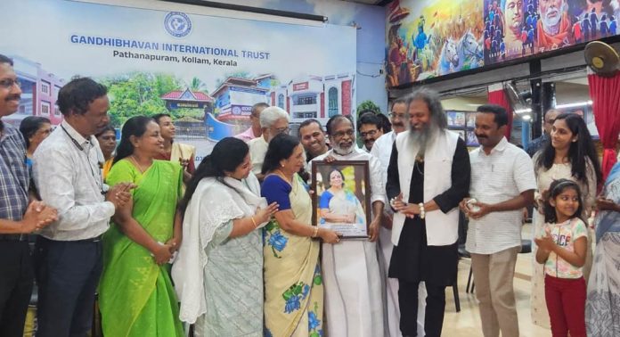 പത്മശ്രീ ഡോ. കെ. ഓമനക്കുട്ടി ടീച്ചറെ ഗാന്ധിഭവൻ ആദരിച്ചു പത്മശ്രീ ഡോ. കെ. ഓമനക്കുട്ടി ടീച്ചറെ ഗാന്ധിഭവൻ ആദരിച്ചു