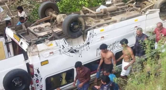 മണ്ണാര്ക്കാട് ട്രാവലര് മറിഞ്ഞ് അപകടം ; യാത്രക്കാര്ക്ക് പരിക്ക് മണ്ണാര്ക്കാട് ട്രാവലര് മറിഞ്ഞ് അപകടം ; യാത്രക്കാര്ക്ക് പരിക്ക്