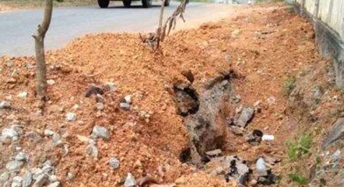 പൈപ്പിടാൻ എടുത്ത കുഴി യാത്രക്കാര്ക്ക് വിനയാകുന്നു ; അപകട ഭീതിയില് പന്തളം തെക്കേക്കര പ്രദേശവാസികള് പൈപ്പിടാൻ എടുത്ത കുഴി യാത്രക്കാര്ക്ക് വിനയാകുന്നു ; അപകട ഭീതിയില് പന്തളം തെക്കേക്കര പ്രദേശവാസികള്