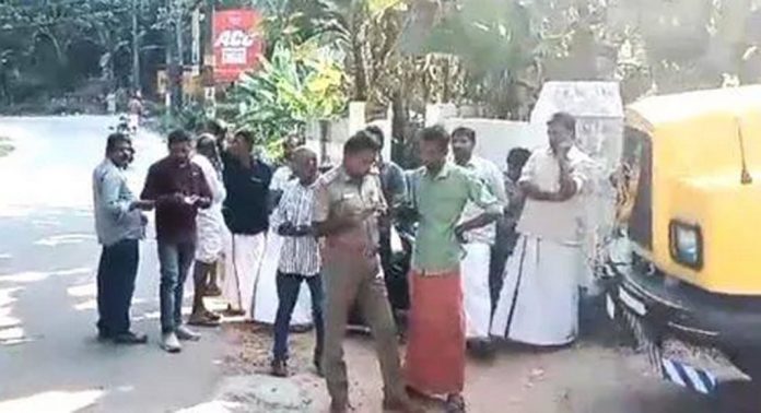 കുളനട പഞ്ചായത്തില് മണ്ണെടുപ്പിന് അനുമതി കൊടുത്തു ; വാഹനം തടഞ്ഞ് ബിജെപി പ്രവര്ത്തകര് കുളനട പഞ്ചായത്തില് മണ്ണെടുപ്പിന് അനുമതി കൊടുത്തു ; വാഹനം തടഞ്ഞ് ബിജെപി പ്രവര്ത്തകര്