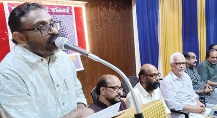 ആർക്കും വിധേയനാകാതെയും വഴങ്ങിക്കൊടുക്കാതെയും പാരമ്പര്യ നിരൂപണസമ്പ്രദായത്തെ അട്ടിമറിച്ചയാളാണ് ഡോ. കെ.എസ്.രവികുമാര് ; ബെന്യാമിൻ ആർക്കും വിധേയനാകാതെയും വഴങ്ങിക്കൊടുക്കാതെയും പാരമ്പര്യ നിരൂപണസമ്പ്രദായത്തെ അട്ടിമറിച്ചയാളാണ് ഡോ. കെ.എസ്.രവികുമാര് ; ബെന്യാമിൻ