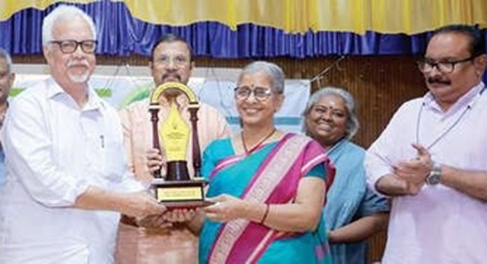 മഹാകവി പന്തളം കേരളവർമ കവിതാ പുരസ്കാരം ഡോ. കെ.എസ്.രവികുമാർ വി.എം.ഗിരിജയ്ക്ക് സമ്മാനിച്ചു മഹാകവി പന്തളം കേരളവർമ കവിതാ പുരസ്കാരം ഡോ. കെ.എസ്.രവികുമാർ വി.എം.ഗിരിജയ്ക്ക് സമ്മാനിച്ചു