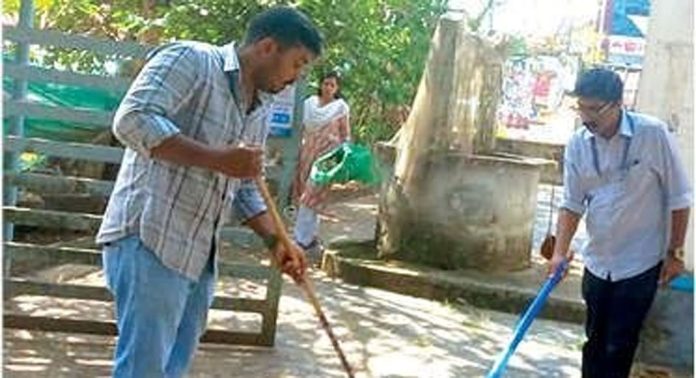 പാർട്ട് ടൈം തൂപ്പുകാരില്ല ; പന്തളം സ്മാർട്ട് വില്ലേജോഫീസ് വൃത്തിയാക്കി ജീവനക്കാര് പാർട്ട് ടൈം തൂപ്പുകാരില്ല ; പന്തളം സ്മാർട്ട് വില്ലേജോഫീസ് വൃത്തിയാക്കി ജീവനക്കാര്