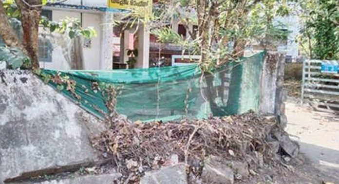 പന്തളം വില്ലേജ് ഓഫീസ് മതിൽ തകർന്നിട്ട് രണ്ട് വർഷം ; തിരിഞ്ഞു നോക്കാതെ അധികൃതര് പന്തളം വില്ലേജ് ഓഫീസ് മതിൽ തകർന്നിട്ട് രണ്ട് വർഷം ; തിരിഞ്ഞു നോക്കാതെ അധികൃതര്