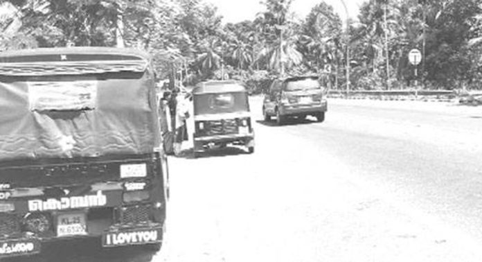 അടൂര് വട്ടത്തറപ്പടി ഭാഗത്തെ അനധികൃത പാര്ക്കിംഗ് അപകടക്കെണിയാകുന്നു അടൂര് വട്ടത്തറപ്പടി ഭാഗത്തെ അനധികൃത പാര്ക്കിംഗ് അപകടക്കെണിയാകുന്നു