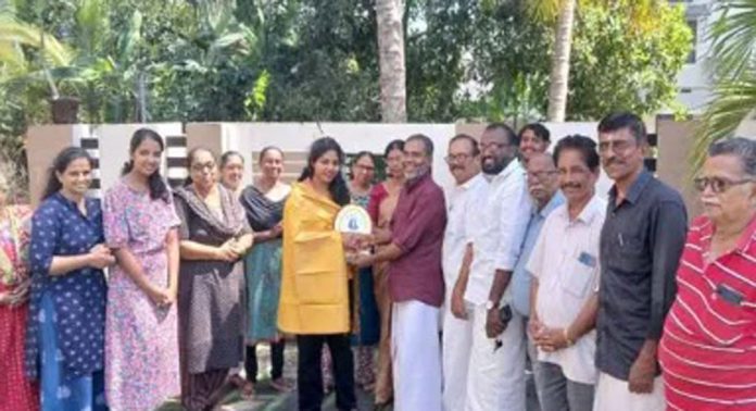 ടെന്നസി യൂണിവേഴ്സിറ്റിയില് നിന്നും സ്കോളര്ഷിപ്പ് ലഭിച്ച ഷെറിന് സൂസന് ചെറിയാനെ ബിജെപി പെരിങ്ങര ഗ്രാമപഞ്ചായത്ത് കമ്മിറ്റിയുടെ നേതൃത്വത്തില് അനുമോദിച്ചു ടെന്നസി യൂണിവേഴ്സിറ്റിയില് നിന്നും സ്കോളര്ഷിപ്പ് ലഭിച്ച ഷെറിന് സൂസന് ചെറിയാനെ ബിജെപി പെരിങ്ങര ഗ്രാമപഞ്ചായത്ത് കമ്മിറ്റിയുടെ നേതൃത്വത്തില് അനുമോദിച്ചു