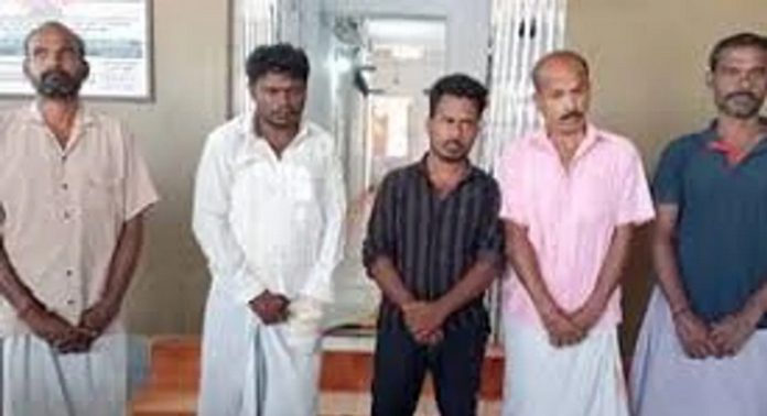 സ്ഫോടക വസ്തു ഉപയോഗിച്ച് കാട്ടുപന്നികളെ വേട്ടയാടുന്ന സംഘം പിടിയില് സ്ഫോടക വസ്തു ഉപയോഗിച്ച് കാട്ടുപന്നികളെ വേട്ടയാടുന്ന സംഘം പിടിയില്