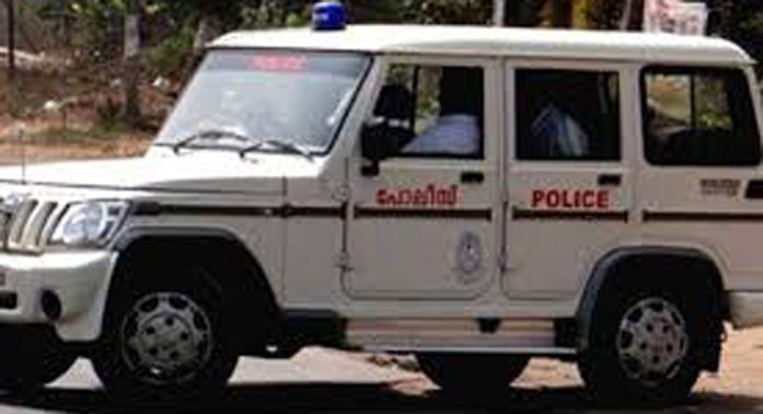 വാടക വീട്ടില് കഞ്ചാവ് സൂക്ഷിച്ച് മൊത്തവില്പന ; സംഘത്തിലെ മൂന്ന് പേരെ ചാലക്കുടി പോലീസ് പിടികൂടി വാടക വീട്ടില് കഞ്ചാവ് സൂക്ഷിച്ച് മൊത്തവില്പന ; സംഘത്തിലെ മൂന്ന് പേരെ ചാലക്കുടി പോലീസ് പിടികൂടി