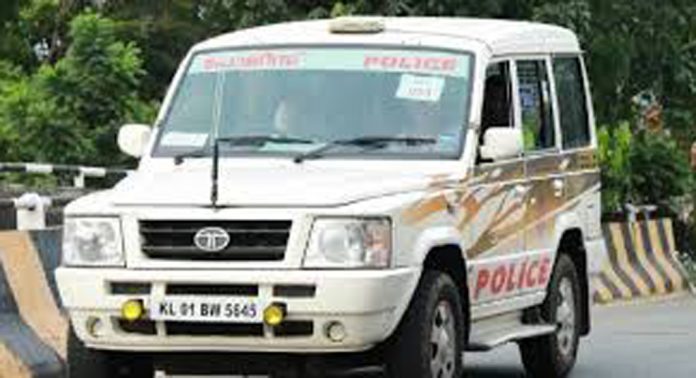 യുവതിയെ മരിച്ച നിലയില് കണ്ടെത്തിയതിന് പിന്നാലെ ആത്മഹത്യക്ക് ശ്രമിച്ച് ചികിത്സയിലായിരുന്ന യുവാവ് മെഡിക്കല് കോളേജ് ആശുപത്രിയില് നിന്ന് കടന്നുകളഞ്ഞു യുവതിയെ മരിച്ച നിലയില് കണ്ടെത്തിയതിന് പിന്നാലെ ആത്മഹത്യക്ക് ശ്രമിച്ച് ചികിത്സയിലായിരുന്ന യുവാവ് മെഡിക്കല് കോളേജ് ആശുപത്രിയില് നിന്ന് കടന്നുകളഞ്ഞു