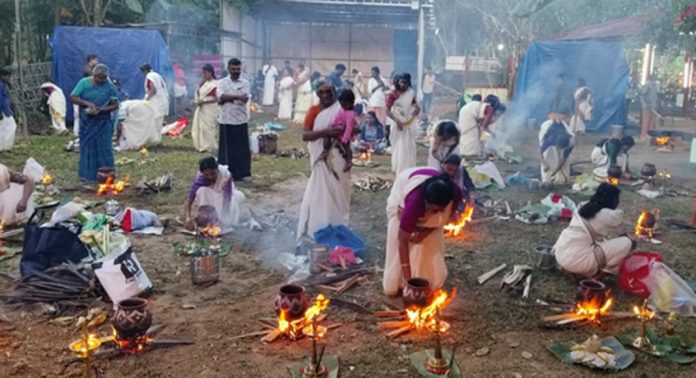 കൊടുമൺ കിഴക്ക് ഗിരിദേവൻ മലനട അപ്പൂപ്പൻ ക്ഷേത്രത്തിലെ മകരപൊങ്കാല സമര്പ്പണം നടന്നു കൊടുമൺ കിഴക്ക് ഗിരിദേവൻ മലനട അപ്പൂപ്പൻ ക്ഷേത്രത്തിലെ മകരപൊങ്കാല സമര്പ്പണം നടന്നു