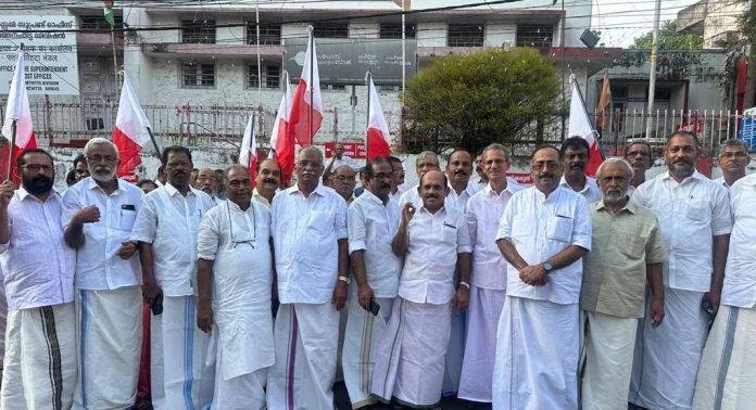 കേരള കോൺഗ്രസ് ജില്ലാ കമ്മിറ്റി പത്തനംതിട്ട ഹെഡ് പോസ്റ്റ് ഓഫീസിന് മുമ്പിൽ ധര്ണ നടത്തി കേരള കോൺഗ്രസ് ജില്ലാ കമ്മിറ്റി പത്തനംതിട്ട ഹെഡ് പോസ്റ്റ് ഓഫീസിന് മുമ്പിൽ ധര്ണ നടത്തി