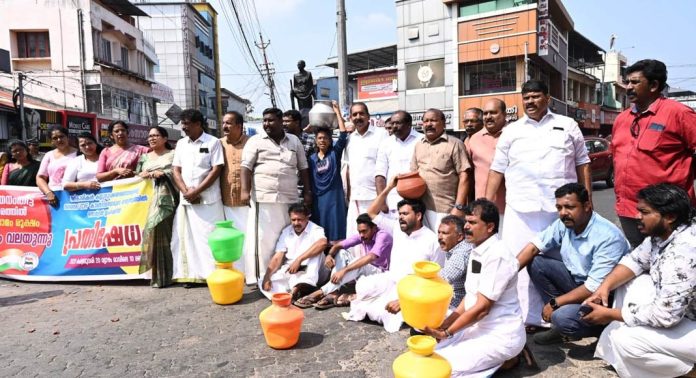 നഗരത്തിൽ വെള്ളമില്ല ; റ്റി കെ റോഡ് ഉപരോധിച്ച് യു ഡി എഫ് കൗൺസിലർമാർ നഗരത്തിൽ വെള്ളമില്ല ; റ്റി കെ റോഡ് ഉപരോധിച്ച് യു ഡി എഫ് കൗൺസിലർമാർ