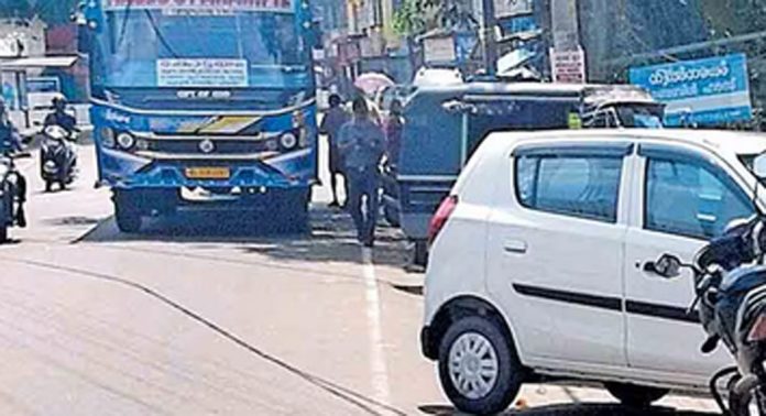 അനധികൃത വാഹന പാർക്കിംഗ് ; ഗതാഗത കുരുക്കില് വെണ്ണിക്കുളം അനധികൃത വാഹന പാർക്കിംഗ് ; ഗതാഗത കുരുക്കില് വെണ്ണിക്കുളം