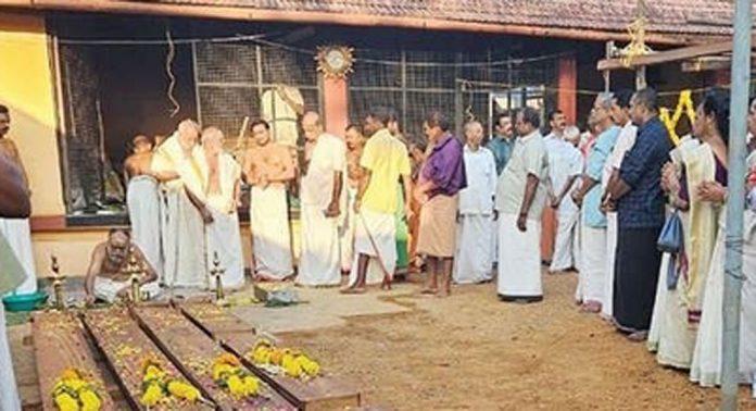 റാന്നി അങ്ങാടി ശാലീശ്വരം ശിവക്ഷേത്രത്തിലെ ശ്രീകോവിലിന് ഉത്തരംവെച്ചു റാന്നി അങ്ങാടി ശാലീശ്വരം ശിവക്ഷേത്രത്തിലെ ശ്രീകോവിലിന് ഉത്തരംവെച്ചു