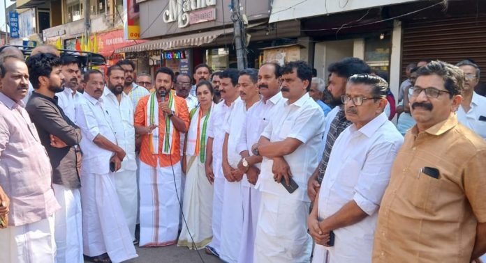 പത്തനംതിട്ട നഗരസഭ ഉപതിരഞ്ഞെടുപ്പ് ; യുഡിഎഫ് സ്ഥാനാര്ഥിക്ക് വേണ്ടി വോട്ട് അഭ്യര്ഥിച്ച് രാഹുൽ മാങ്കൂട്ടത്തിൽ പത്തനംതിട്ട നഗരസഭ ഉപതിരഞ്ഞെടുപ്പ് ; യുഡിഎഫ് സ്ഥാനാര്ഥിക്ക് വേണ്ടി വോട്ട് അഭ്യര്ഥിച്ച് രാഹുൽ മാങ്കൂട്ടത്തിൽ