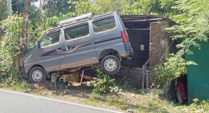 വടശ്ശേരിക്കരയില് നിയന്ത്രണംവിട്ട കാർ ഷെഡിലേക്ക് ഇടിച്ചുകയറി വടശ്ശേരിക്കരയില് നിയന്ത്രണംവിട്ട കാർ ഷെഡിലേക്ക് ഇടിച്ചുകയറി