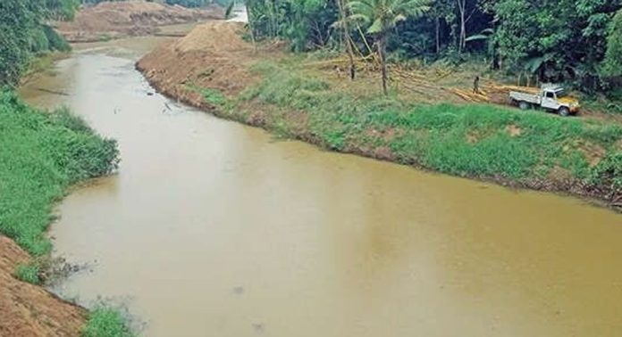 വരട്ടാർ പുനരുജ്ജീവന പദ്ധതി ; ആഴത്തിൽ മണലെടുക്കുമ്പോൾ നദിയുടെ ജലസംഭരണ ശേഷിയെ ബാധിക്കുമെന്ന് ആശങ്ക വരട്ടാർ പുനരുജ്ജീവന പദ്ധതി ; ആഴത്തിൽ മണലെടുക്കുമ്പോൾ നദിയുടെ ജലസംഭരണ ശേഷിയെ ബാധിക്കുമെന്ന് ആശങ്ക
