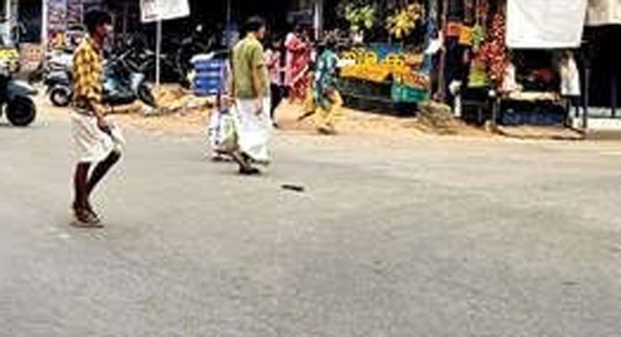 കടമ്പനാട് ജംഗ്ഷനിലെ സീബ്രാവരകൾ മാഞ്ഞു ; റോഡ് മുറിച്ചു കടക്കാന് പെടാപാട് പെട്ട് കാല്നട യാത്രക്കാര് കടമ്പനാട് ജംഗ്ഷനിലെ സീബ്രാവരകൾ മാഞ്ഞു ; റോഡ് മുറിച്ചു കടക്കാന് പെടാപാട് പെട്ട് കാല്നട യാത്രക്കാര്