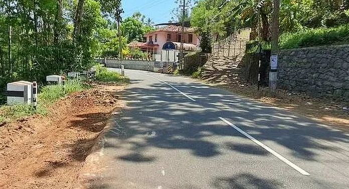 ചെത്തോങ്കര- അത്തിക്കയം റോഡിലെ വൈദ്യുതിപോസ്റ്റുകൾ മാറ്റാതെ ഇന്റർലോക്ക് പാകാനൊരുങ്ങി പൊതുമരാമത്ത് വകുപ്പ് ചെത്തോങ്കര- അത്തിക്കയം റോഡിലെ വൈദ്യുതിപോസ്റ്റുകൾ മാറ്റാതെ ഇന്റർലോക്ക് പാകാനൊരുങ്ങി പൊതുമരാമത്ത് വകുപ്പ്