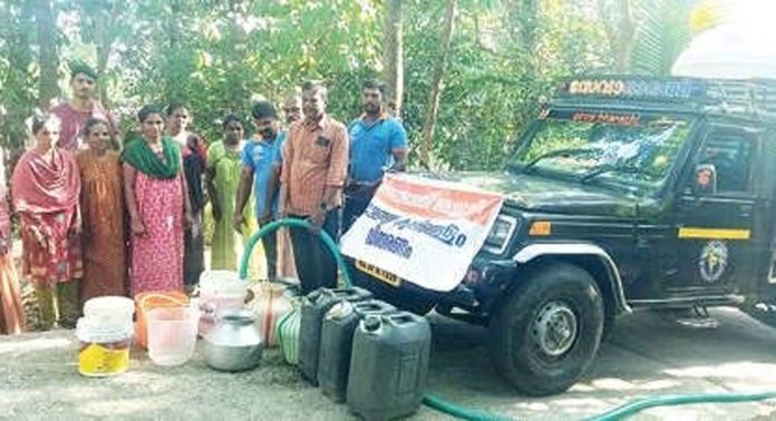 വാകമുക്ക് മേഖലയിൽ സേവാഭാരതി കുടിവെള്ളം വിതരണം നടത്തി വാകമുക്ക് മേഖലയിൽ സേവാഭാരതി കുടിവെള്ളം വിതരണം നടത്തി