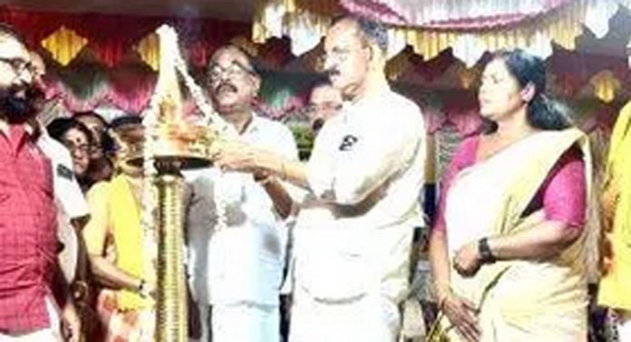 ശ്രീനാരായണ ഗുരുദേവന്റെ ഈശ്വരീയത തിരിച്ചറിയണം ; അരയക്കണ്ടി സന്തോഷ് ശ്രീനാരായണ ഗുരുദേവന്റെ ഈശ്വരീയത തിരിച്ചറിയണം ; അരയക്കണ്ടി സന്തോഷ്