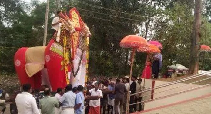 ചെന്നീർക്കര ശ്രീനാരായണഗിരി മഹാദേവർക്ഷേത്രോത്സവ കെട്ടുകാഴ്ച്ച ഭക്തിനിര്ഭരമായി ചെന്നീർക്കര ശ്രീനാരായണഗിരി മഹാദേവർക്ഷേത്രോത്സവ കെട്ടുകാഴ്ച്ച ഭക്തിനിര്ഭരമായി