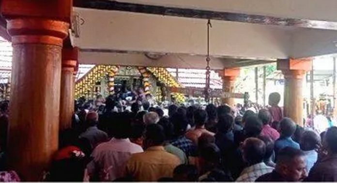 പന്തളം വലിയകോയിക്കൽ ധർമ്മശാസ്താ ക്ഷേത്രത്തിലെ ഉത്രം മഹോത്സവം കണ്ട് തൊഴുത് ഭക്തജനങ്ങള് പന്തളം വലിയകോയിക്കൽ ധർമ്മശാസ്താ ക്ഷേത്രത്തിലെ ഉത്രം മഹോത്സവം കണ്ട് തൊഴുത് ഭക്തജനങ്ങള്