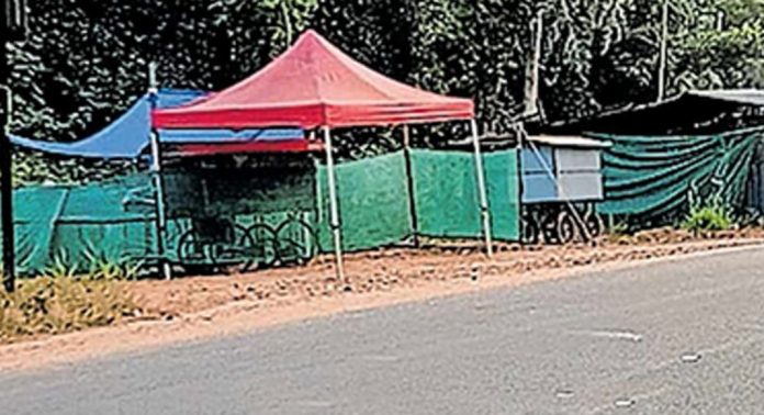 പൊതുമരാമത്ത് നോട്ടീസിന് കടലാസിന്റെ വില പോലും നല്കാതെ ടി.കെ.റോഡിലെ പുറമ്പോക്ക് കൈയേറ്റം തുടരുന്നു പൊതുമരാമത്ത് നോട്ടീസിന് കടലാസിന്റെ വില പോലും നല്കാതെ ടി.കെ.റോഡിലെ പുറമ്പോക്ക് കൈയേറ്റം തുടരുന്നു