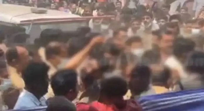 തലശ്ശേരിയില് പോലീസ് കസ്റ്റഡിയിലെടുത്തയാളെ ബലം പ്രയോഗിച്ച് മോചിപ്പിച്ച് സി.പി.എം. പ്രവര്ത്തകര് തലശ്ശേരിയില് പോലീസ് കസ്റ്റഡിയിലെടുത്തയാളെ ബലം പ്രയോഗിച്ച് മോചിപ്പിച്ച് സി.പി.എം. പ്രവര്ത്തകര്