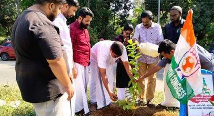 ഷുഹൈബ് അനുസ്മരണത്തിന്റെ ഭാഗമായി യൂത്ത് കോൺഗ്രസ് കുറ്റൂർ മണ്ഡലം കമ്മിറ്റിയുടെ നേതൃത്വത്തിൽ ഫലവൃക്ഷതൈകൾ നട്ടു ഷുഹൈബ് അനുസ്മരണത്തിന്റെ ഭാഗമായി യൂത്ത് കോൺഗ്രസ് കുറ്റൂർ മണ്ഡലം കമ്മിറ്റിയുടെ നേതൃത്വത്തിൽ ഫലവൃക്ഷതൈകൾ നട്ടു