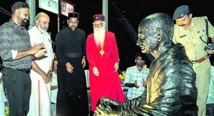 മഴുവങ്ങാട് ബൈപ്പാസ് ജംഗ്ഷനിൽ ഗാന്ധി പ്രതിമ അനാച്ഛാദനം ചെയ്തു മഴുവങ്ങാട് ബൈപ്പാസ് ജംഗ്ഷനിൽ ഗാന്ധി പ്രതിമ അനാച്ഛാദനം ചെയ്തു