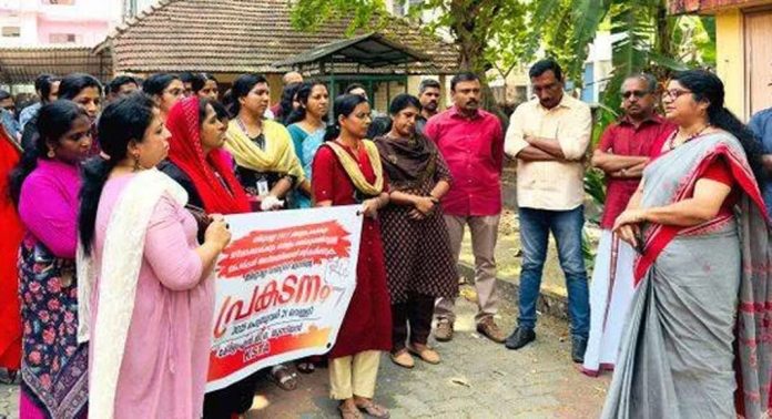 ശമ്പളം മുടങ്ങിയതിൽ പ്രതിഷേധിച്ച് എൻ.ജി.ഒ യൂണിയനും കെ.എസ്.ടി.എയും സംയുക്തമായി പ്രകടനം നടത്തി ശമ്പളം മുടങ്ങിയതിൽ പ്രതിഷേധിച്ച് എൻ.ജി.ഒ യൂണിയനും കെ.എസ്.ടി.എയും സംയുക്തമായി പ്രകടനം നടത്തി