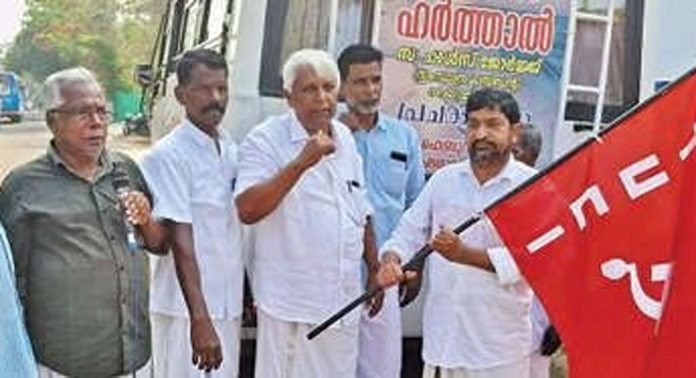 കേരള മത്സ്യത്തൊഴിലാളി ഐക്യവേദി നടത്തുന്ന ജാഥയ്ക്ക് പള്ളിത്തോട്ടിൽ തുടക്കം കേരള മത്സ്യത്തൊഴിലാളി ഐക്യവേദി നടത്തുന്ന ജാഥയ്ക്ക് പള്ളിത്തോട്ടിൽ തുടക്കം