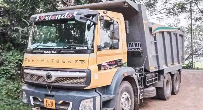 അനധികൃതമായി മെറ്റൽ കടത്തിക്കൊണ്ടുവന്ന ടോറസ് ലോറി പുളിക്കീഴ് പോലീസ് പിടികൂടി അനധികൃതമായി മെറ്റൽ കടത്തിക്കൊണ്ടുവന്ന ടോറസ് ലോറി പുളിക്കീഴ് പോലീസ് പിടികൂടി