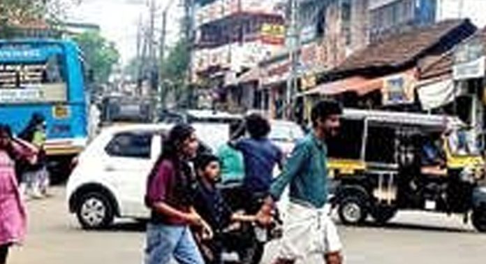 കടമ്പനാട് ജംഗ്ഷനില് ഗതാഗതക്കുരുക്ക് രൂക്ഷം കടമ്പനാട് ജംഗ്ഷനില് ഗതാഗതക്കുരുക്ക് രൂക്ഷം