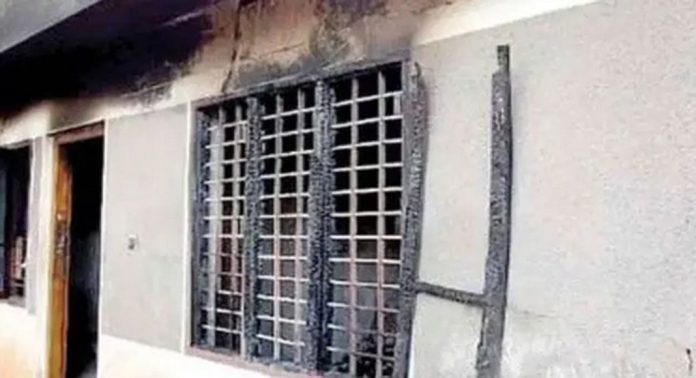 അമ്മയുമായി തര്ക്കം ; വാടക വീട് തീയിട്ട് നശിപ്പിച്ച് മകന് അമ്മയുമായി തര്ക്കം ; വാടക വീട് തീയിട്ട് നശിപ്പിച്ച് മകന്