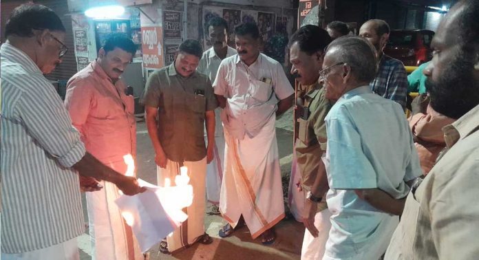 അഖിലേന്ത്യ കിസാൻ സഭ കോന്നി മണ്ഡലം കമ്മറ്റിയുടെ നേതൃത്വത്തിൽ കേന്ദ്ര ബജറ്റ് കത്തിച്ച് പ്രതിഷേധിച്ചു അഖിലേന്ത്യ കിസാൻ സഭ കോന്നി മണ്ഡലം കമ്മറ്റിയുടെ നേതൃത്വത്തിൽ കേന്ദ്ര ബജറ്റ് കത്തിച്ച് പ്രതിഷേധിച്ചു