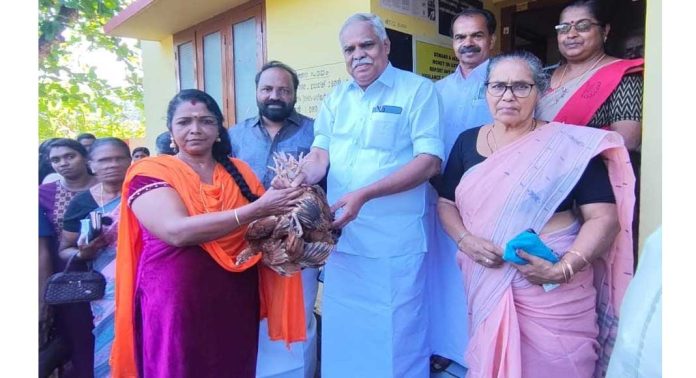 വെച്ചൂച്ചിറ ഗ്രാമപഞ്ചായത്തിൽ മുട്ടക്കോഴി കുഞ്ഞുങ്ങളെ വിതരണം ചെയ്തു വെച്ചൂച്ചിറ ഗ്രാമപഞ്ചായത്തിൽ മുട്ടക്കോഴി കുഞ്ഞുങ്ങളെ വിതരണം ചെയ്തു