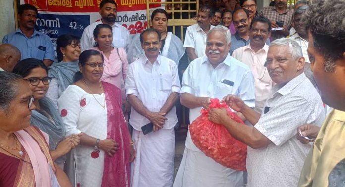കൃഷി നശിപ്പിക്കുന്ന കാട്ടുപന്നികളെ സ്വന്തം നിലയിൽ വേട്ടയാടണം ; വെച്ചൂച്ചിറ ഗ്രാമ പഞ്ചായത്ത് പ്രസിഡന്റ് കൃഷി നശിപ്പിക്കുന്ന കാട്ടുപന്നികളെ സ്വന്തം നിലയിൽ വേട്ടയാടണം ; വെച്ചൂച്ചിറ ഗ്രാമ പഞ്ചായത്ത് പ്രസിഡന്റ്