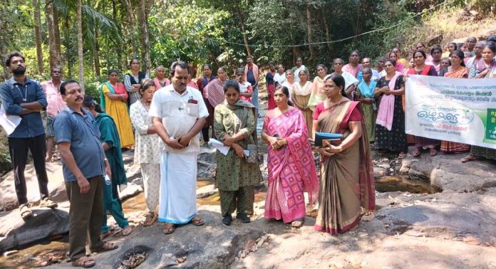 സീതക്കുഴി കൈത്തോട്ടില് ‘ഇനി ഞാന് ഒഴുകട്ടെ’ മാലിന്യമുക്ത ജനകീയ ക്യാമ്പയിന് നടന്നു സീതക്കുഴി കൈത്തോട്ടില് ‘ഇനി ഞാന് ഒഴുകട്ടെ’ മാലിന്യമുക്ത ജനകീയ ക്യാമ്പയിന് നടന്നു