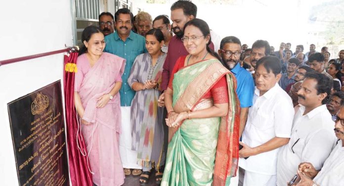 കോന്നി മെഡിക്കല് കോളേജ് ഫോറന്സിക് ബ്ലോക്ക് മന്ത്രി വീണാ ജോര്ജ് നാടിന് സമര്പ്പിച്ചു കോന്നി മെഡിക്കല് കോളേജ് ഫോറന്സിക് ബ്ലോക്ക് മന്ത്രി വീണാ ജോര്ജ് നാടിന് സമര്പ്പിച്ചു