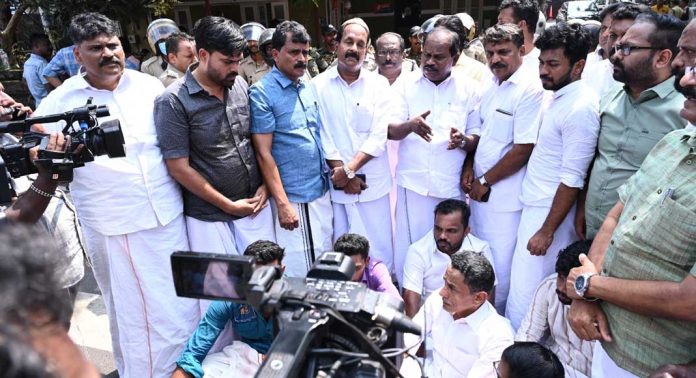 പത്തനംതിട്ടയില് പോലീസ് നടത്തിയത് കിരാതമായ തേര്വാഴ്ച : പ്രൊഫ. സതീഷ് കൊച്ചുപറമ്പില് പത്തനംതിട്ടയില് പോലീസ് നടത്തിയത് കിരാതമായ തേര്വാഴ്ച : പ്രൊഫ. സതീഷ് കൊച്ചുപറമ്പില്