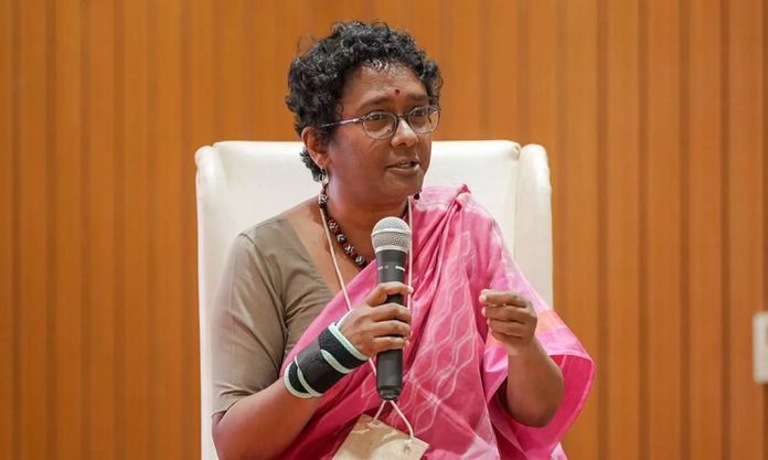 വര്ണ്ണ വിവേചനം നേരിട്ടു ; വെളിപ്പെടുത്തലുമായി ചീഫ് സെക്രട്ടറി ശാരദ മുരളീധരന് വര്ണ്ണ വിവേചനം നേരിട്ടു ; വെളിപ്പെടുത്തലുമായി ചീഫ് സെക്രട്ടറി ശാരദ മുരളീധരന്