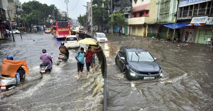ആദ്യ വേനൽമഴ ; പലയിടത്തും ഓടകൾ അടഞ്ഞ് വെള്ളക്കെട്ടിൽ മുങ്ങി ബെംഗളൂരു നഗരം ആദ്യ വേനൽമഴ ; പലയിടത്തും ഓടകൾ അടഞ്ഞ് വെള്ളക്കെട്ടിൽ മുങ്ങി ബെംഗളൂരു നഗരം