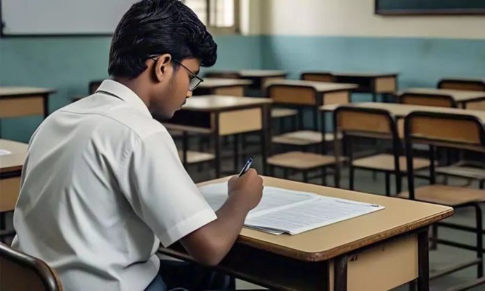 കർണാടകയിൽ പത്താം ക്ലാസ് വിദ്യാർത്ഥിയെ ഭീഷണിപ്പെടുത്തി അധ്യാപകൻ സ്വർണവും പണവും കൈക്കലാക്കിയതായി പരാതി കർണാടകയിൽ പത്താം ക്ലാസ് വിദ്യാർത്ഥിയെ ഭീഷണിപ്പെടുത്തി അധ്യാപകൻ സ്വർണവും പണവും കൈക്കലാക്കിയതായി പരാതി