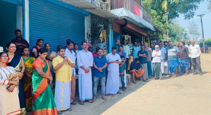 സൗരോർജ തൂക്ക് വേലി തകർത്തതിൽ ജനകീയ പ്രതിഷേധ മാർച്ച് നടത്തി സൗരോർജ തൂക്ക് വേലി തകർത്തതിൽ ജനകീയ പ്രതിഷേധ മാർച്ച് നടത്തി
