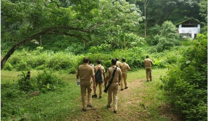 വയനാട് വനഭൂമിയിൽ അതിക്രമിച്ച് കയറി ഡോക്യുമെന്ററി ചിത്രീകരിച്ച 15 അംഗ സംഘം പിടിയിൽ വയനാട് വനഭൂമിയിൽ അതിക്രമിച്ച് കയറി ഡോക്യുമെന്ററി ചിത്രീകരിച്ച 15 അംഗ സംഘം പിടിയിൽ