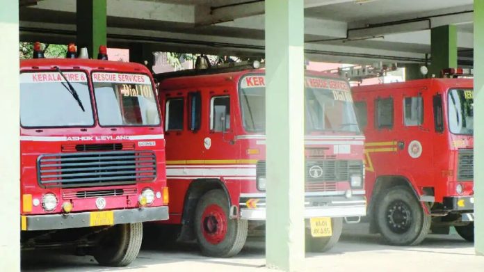 അധ്വാനത്തിന്റെ ക്രെഡിറ്റ് മറ്റ് ഏജന്സികള് കൊണ്ടുപോകുന്നെന്ന പരാതിയുമായി അഗ്നിരക്ഷാസേന അധ്വാനത്തിന്റെ ക്രെഡിറ്റ് മറ്റ് ഏജന്സികള് കൊണ്ടുപോകുന്നെന്ന പരാതിയുമായി അഗ്നിരക്ഷാസേന